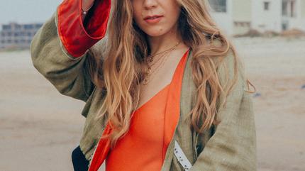Fotografía promocional de La cantante de pop británica Becky Hill