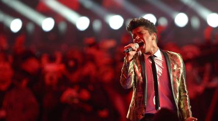 Promofoto von Foto de Bruno Mars en concierto.