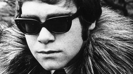 Fotografia promocional de Elton John joven.