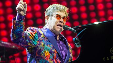 Promofoto von Foto del cantante Elton John en concierto.