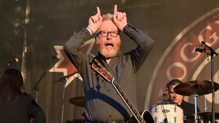 Fotografía promocional de Flogging Molly en concierto