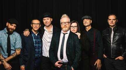 Fotografía promocional de La banda de punk celta Flogging Molly