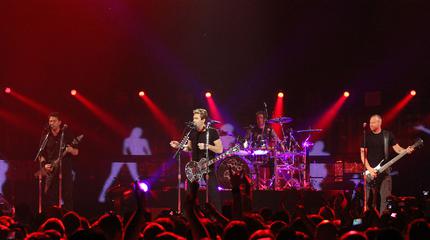 Promotional photograph of Foto de Nickelback en concierto.