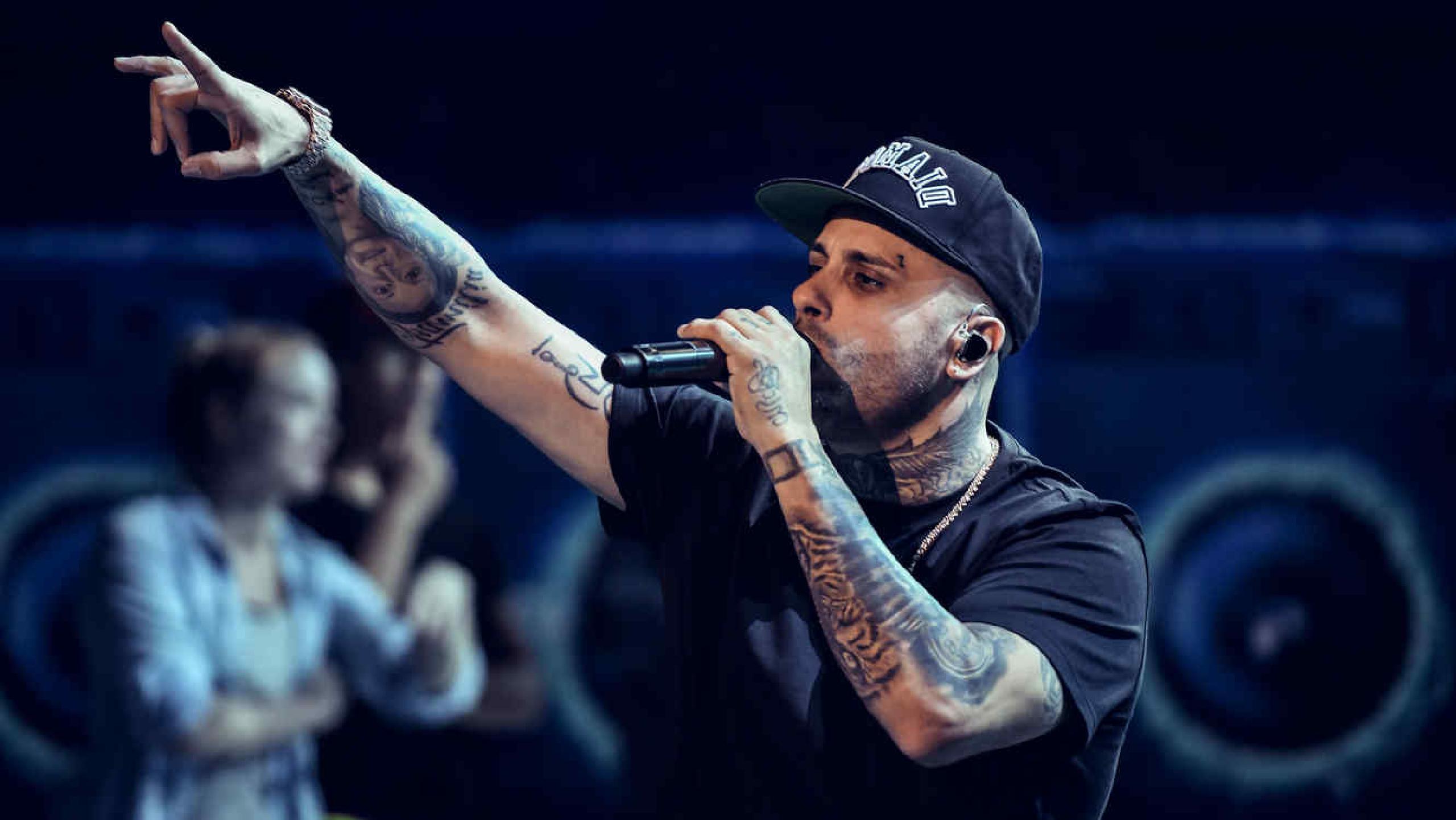 Resultado de imagen de nicky jam cantando