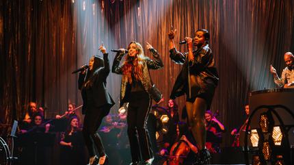 Fotografía promocional de El trío musical Sugababes dando un concierto