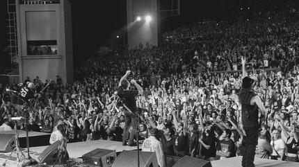 Promotional photograph of Foto de System of a Down en concierto.