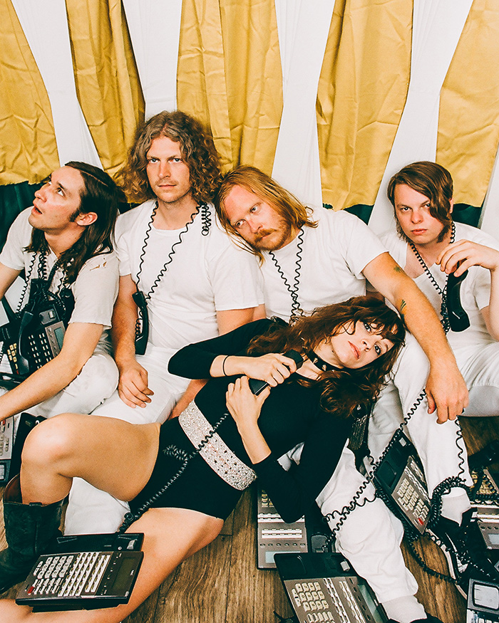 Fotografía promocional de A Giant Dog