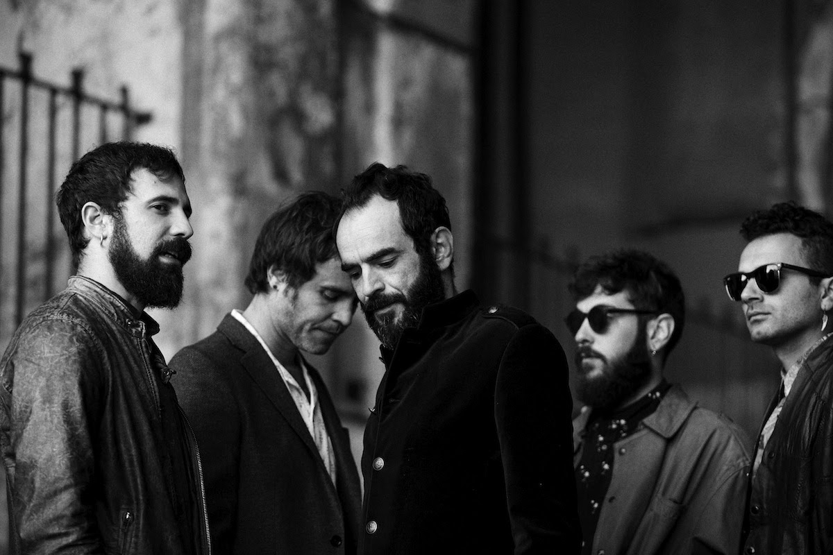 Promotional photograph of A por ella Ray.