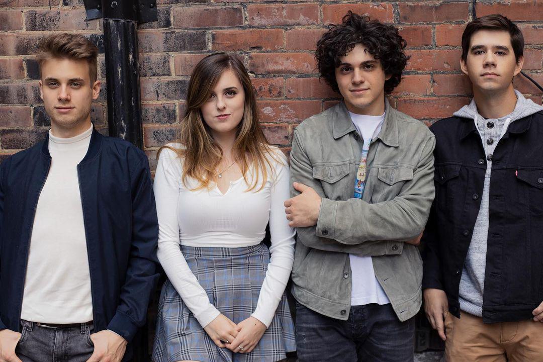 Photographie promotionnelle de Concierto de A Short Walk To Pluto en Boston.