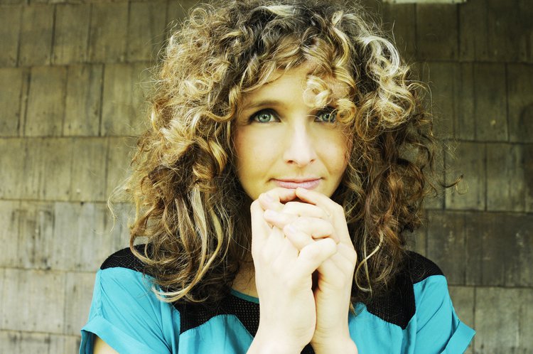 Promotional photograph of Abigail Washburn.