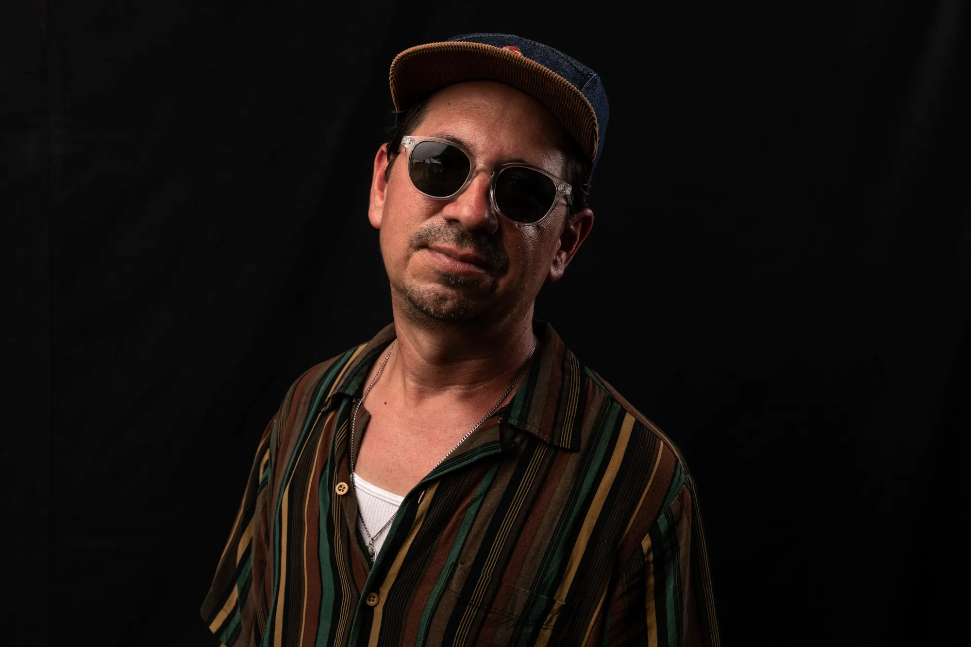 Fotografía promocional de Concierto de Adrian Quesada en Austin