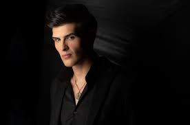 Fotografía promocional de Adriel Favela