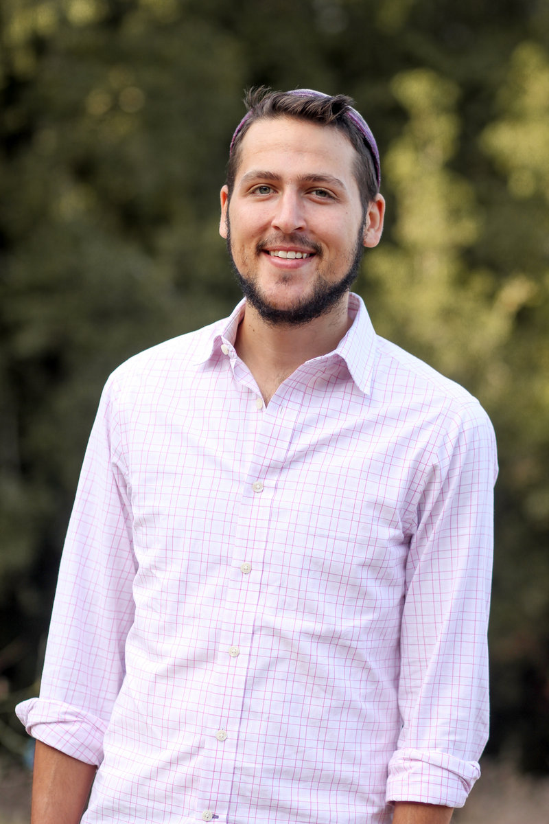 Promotional photograph of Akiva.