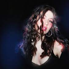 Photographie promotionnelle de Concierto de Alaska Reid en Brooklyn.