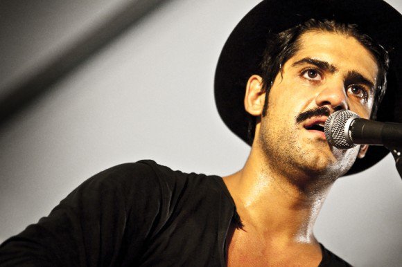 Promofoto von Concierto de Alessandro Mannarino en Berlín.