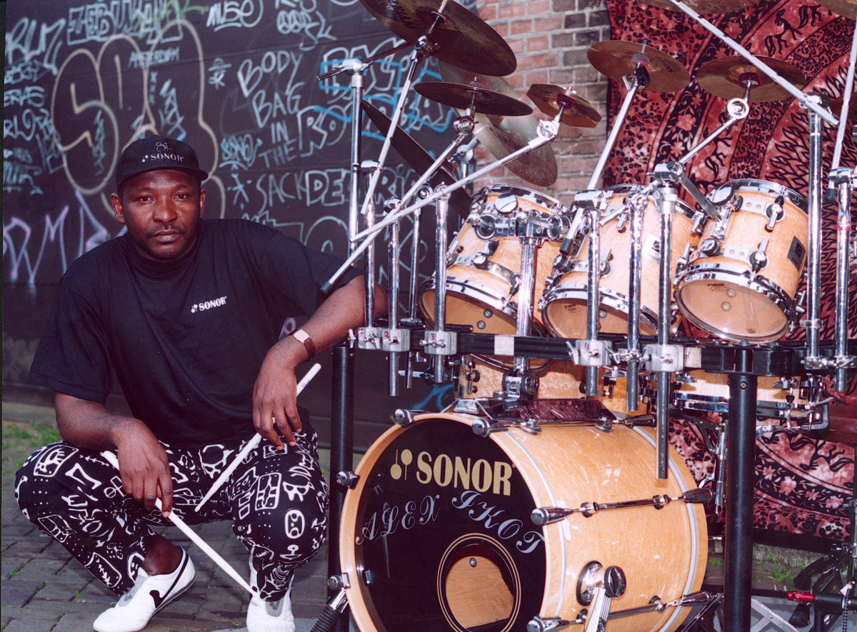 Fotografía promocional de Alex Ikot Batua