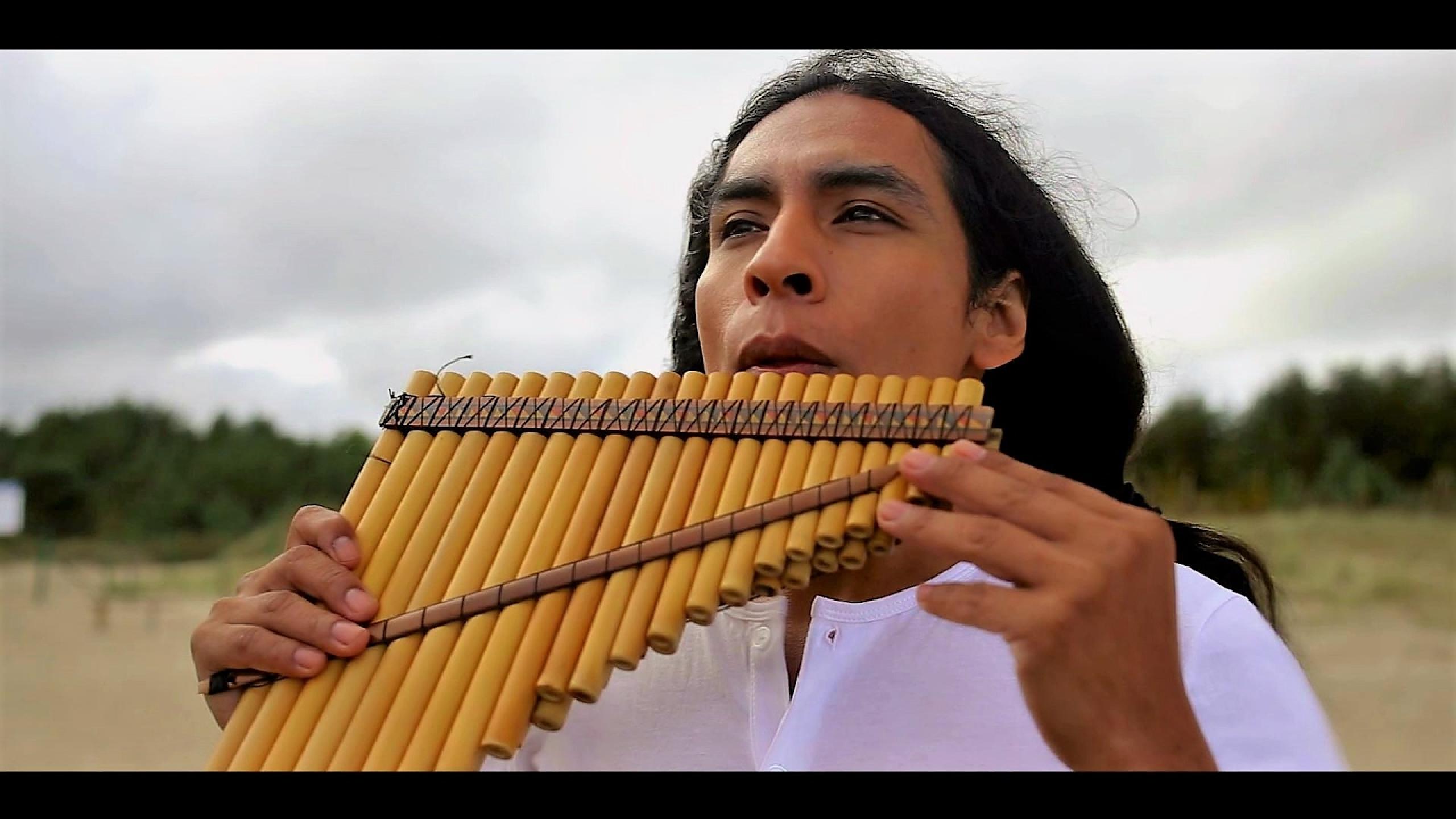 Индеец играет музыку. Alexandro Querevalu. Кугиклы музыкальный инструмент. Шошан музыкальный инструмент. Многоствольная флейта пана.