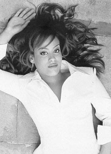 Fotografía promocional de Amel Bent