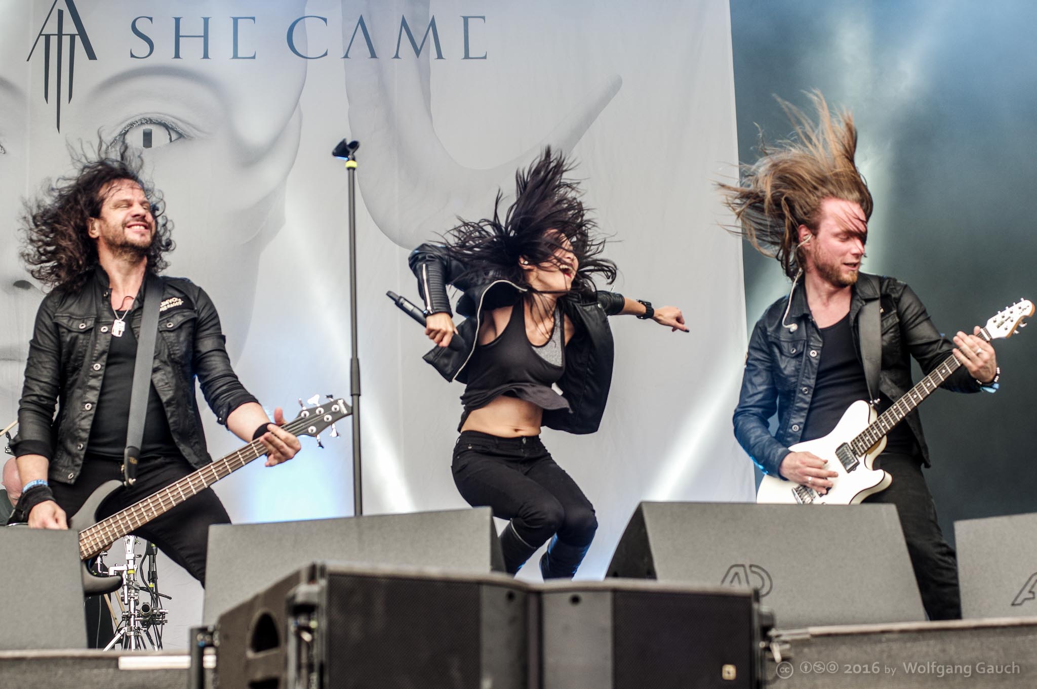 Fotografía promocional de And Then She Came