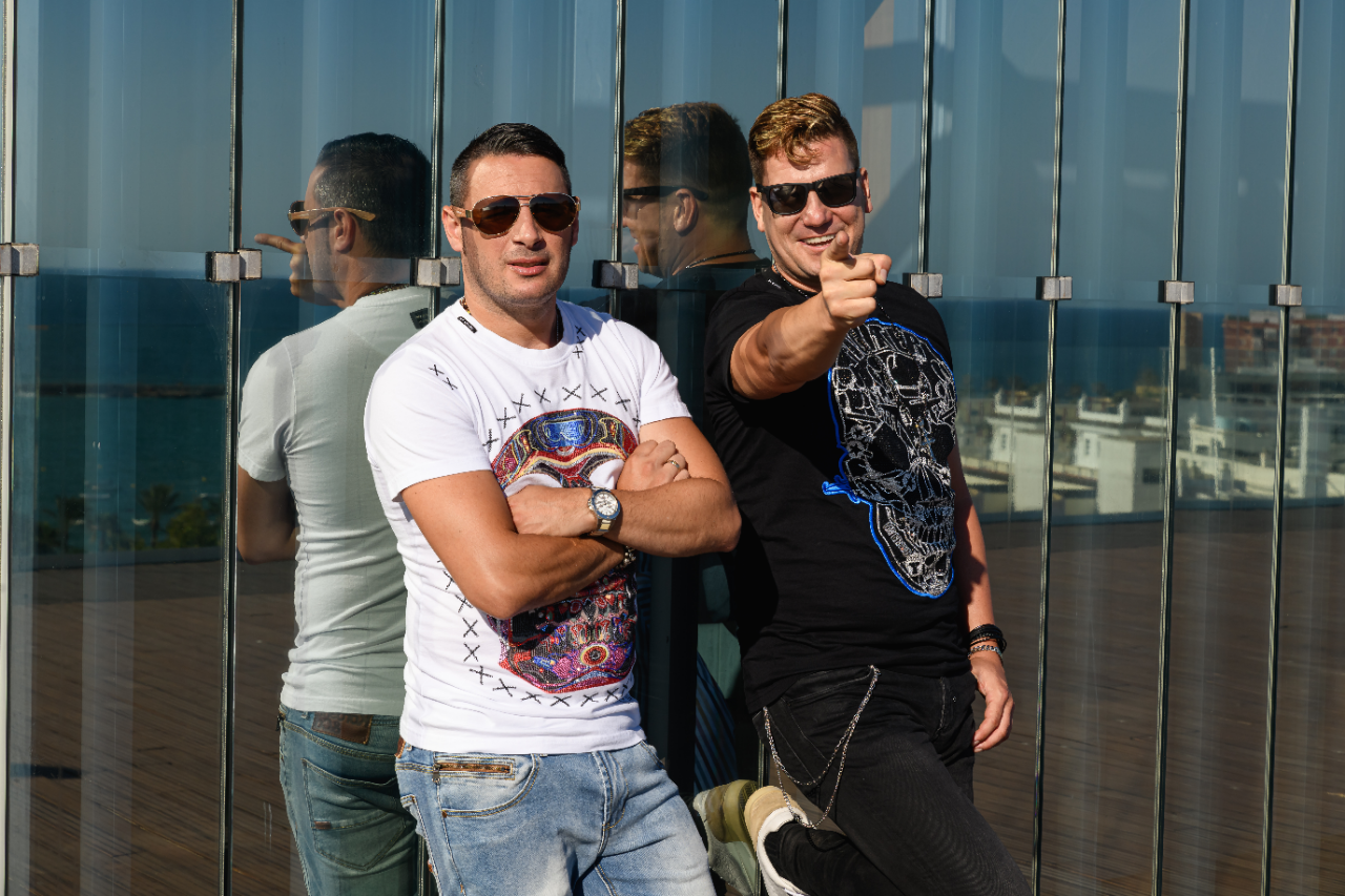 Fotografía promocional de Andy y Lucas en Bruselas