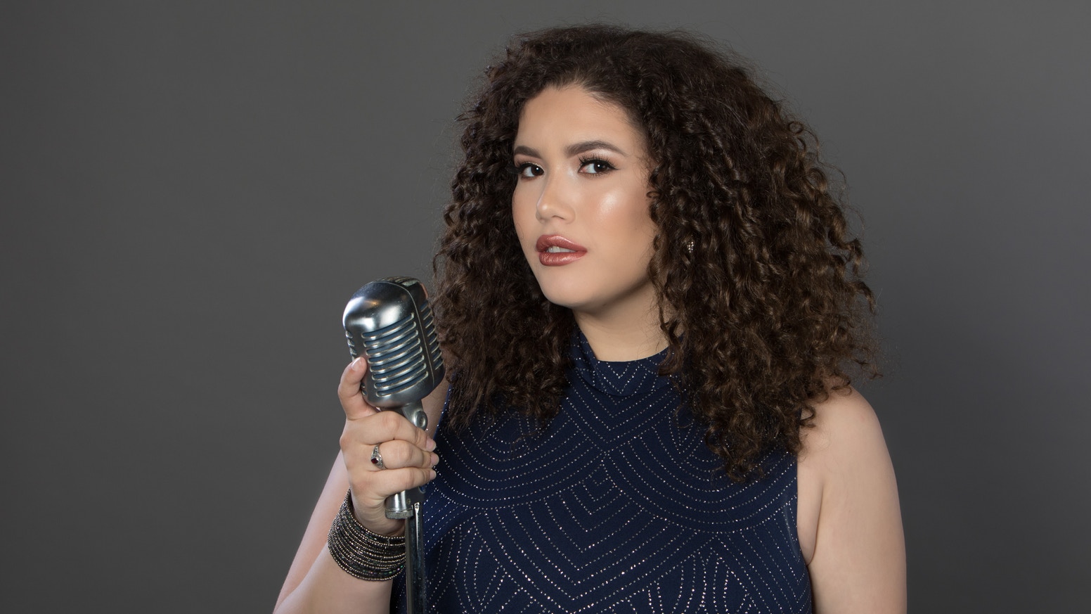 Promofoto von Concierto de Ashley Pezzotti en New York.