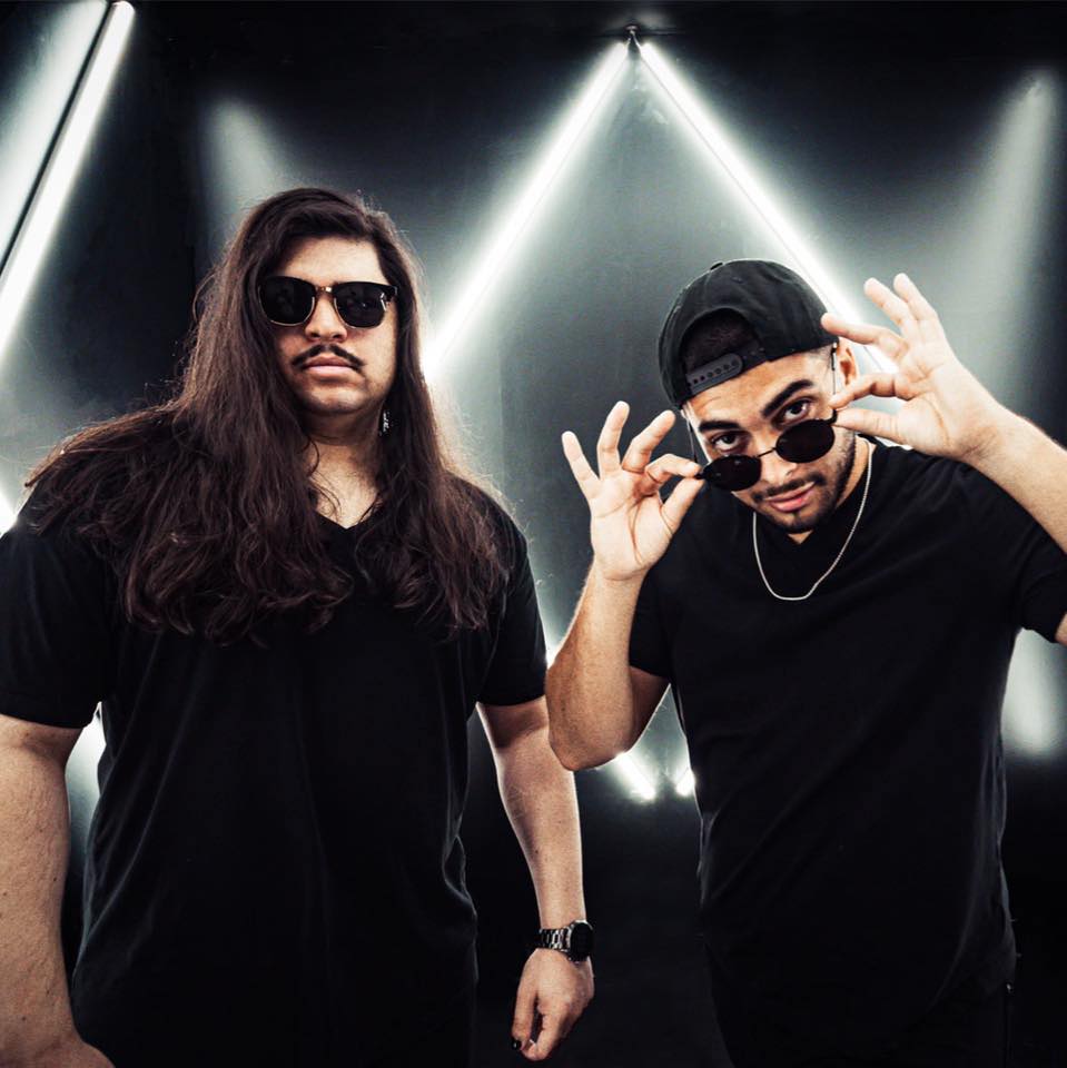 Fotografía promocional de Black V Neck