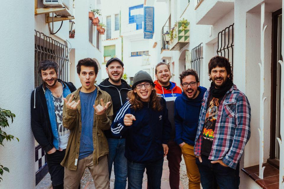 Promotional photograph of Búhos.