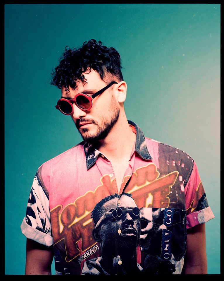 Fotografía promocional de Carl Brave