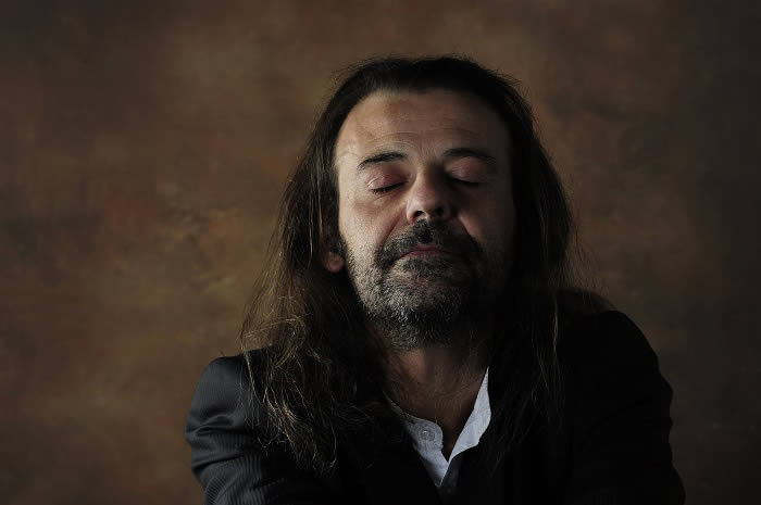 Fotografía promocional de Carlos Chaouen