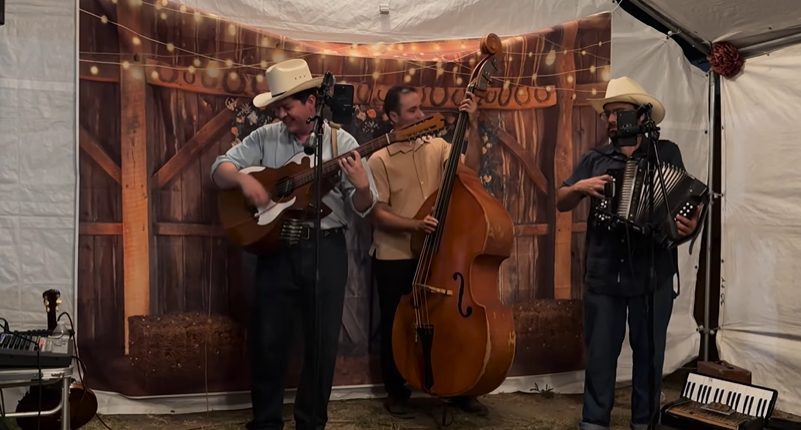 Fotografía promocional de Concierto de La Santa Cecilia en Phoenix