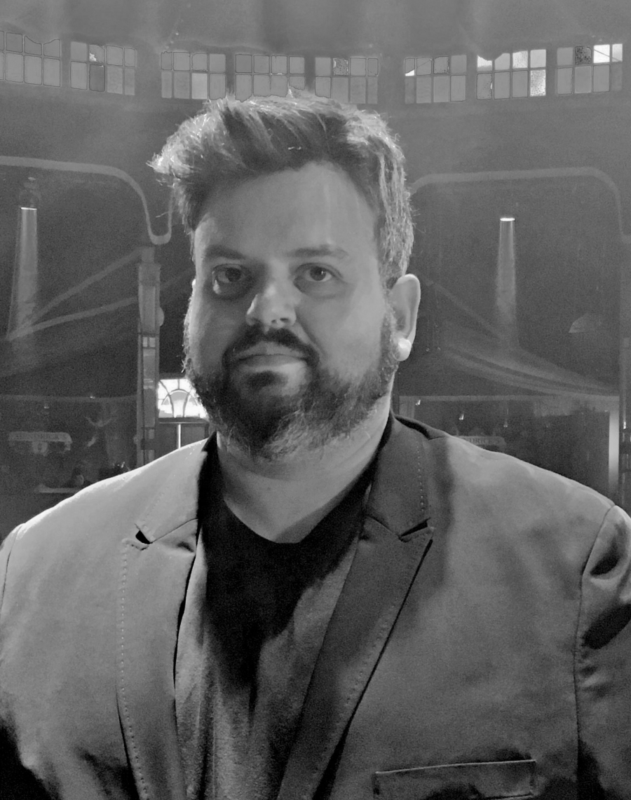 Promotional photograph of César Belda.