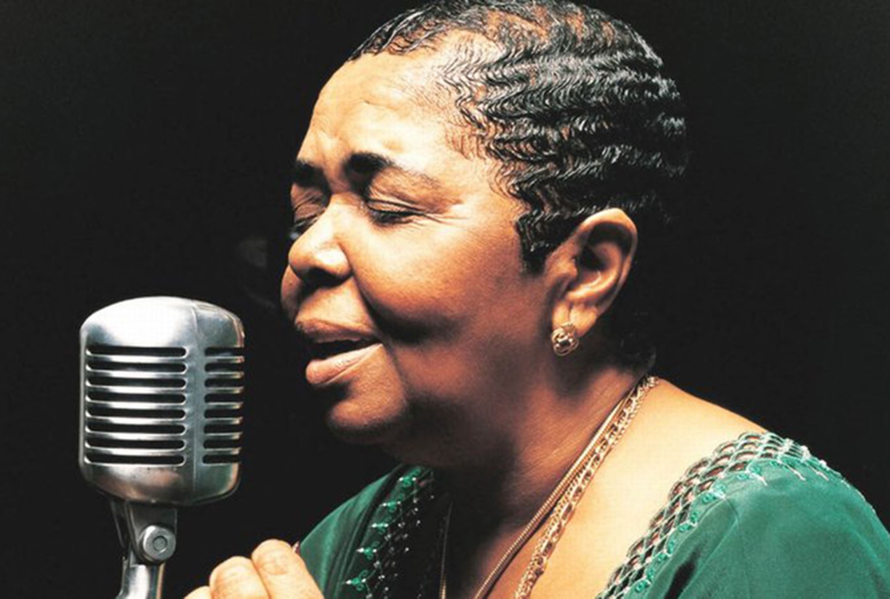 Fotografía promocional de Cesária Évora