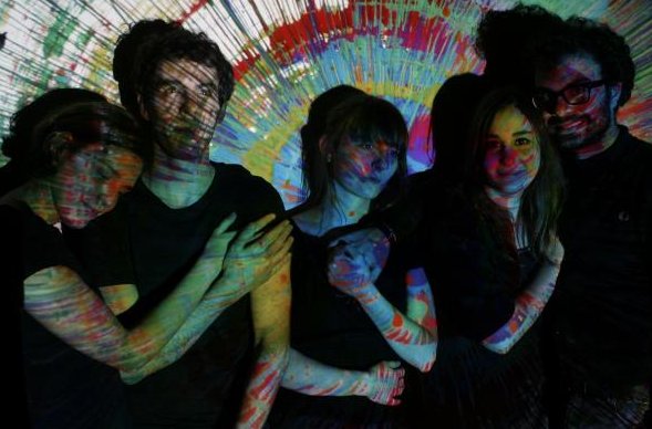 Fotografia promocional de Charades.