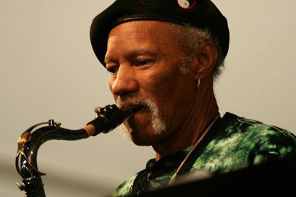 Promofoto von Charles Neville.