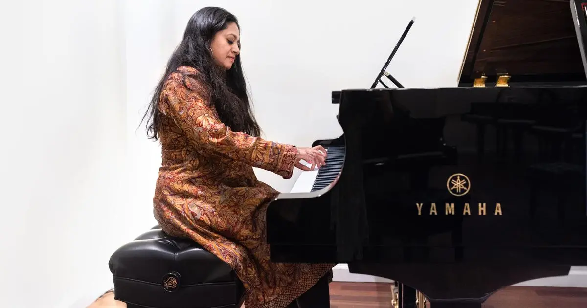 Promofoto von Concierto de Charu Suri en New York.