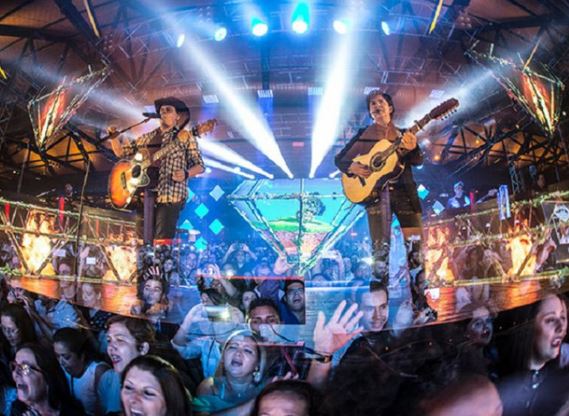 Promofoto von Chitãozinho & Xororó.