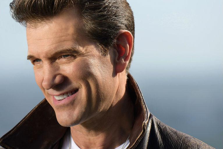 Fotografia promocional de Chris Isaak.