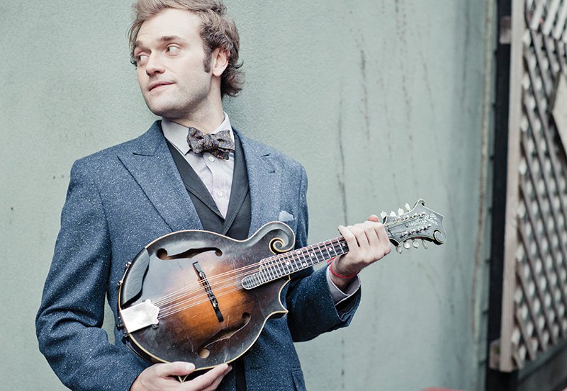 Promotional photograph of Concierto de Chicago Symphony Orchestra + Chris Thile en Chicago.