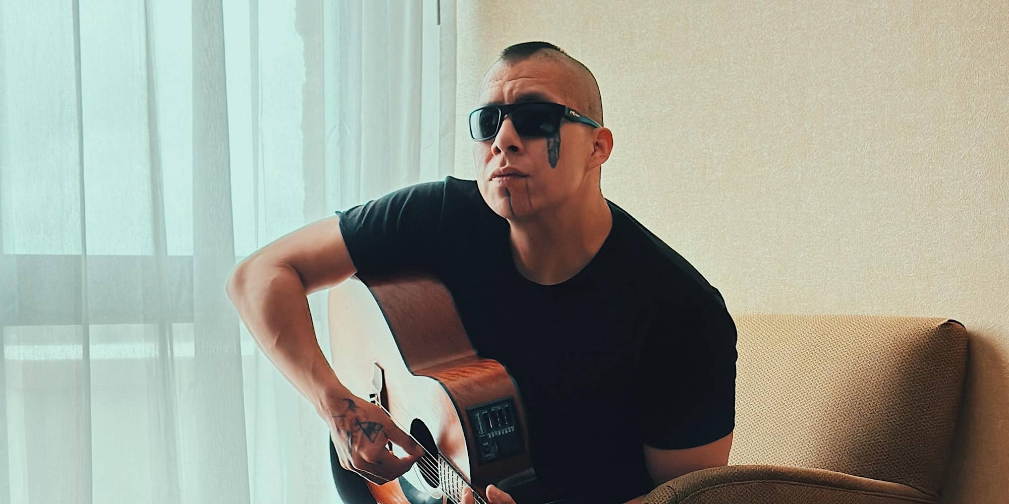 Fotografía promocional de Christian Wallowing Bull