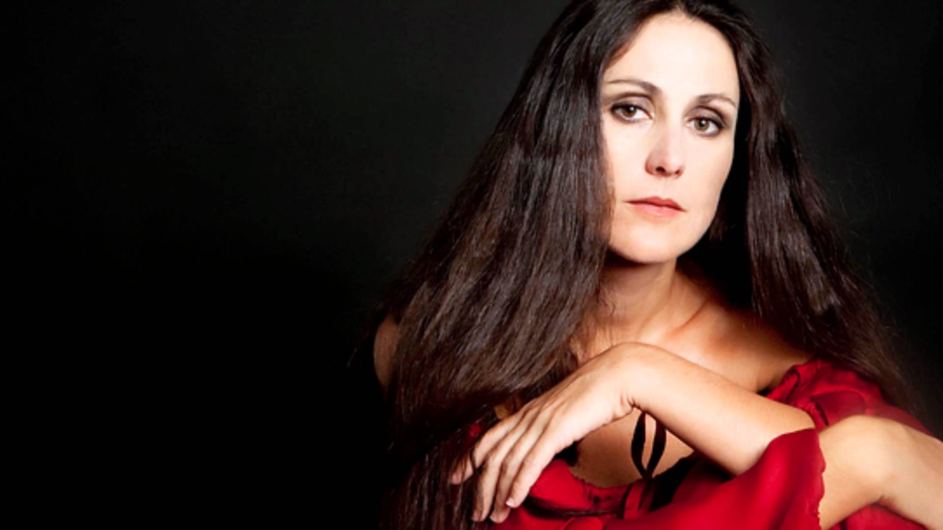 Promotional photograph of Clara Montes.