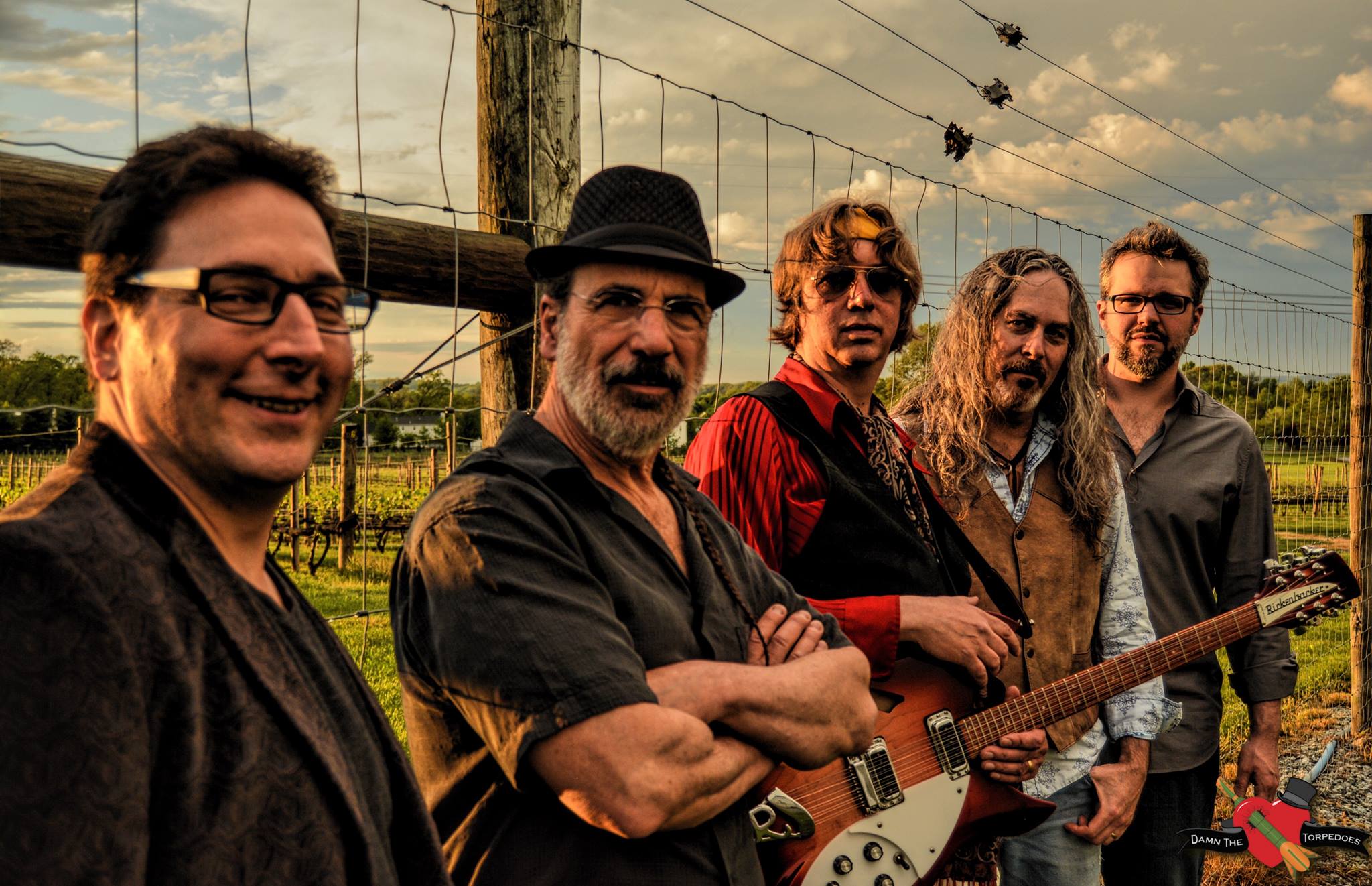 Promotional photograph of Concierto de Damn the Torpedoes en New York.