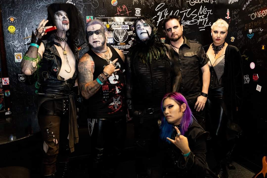 Fotografía promocional de Darling Dead