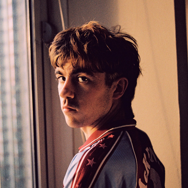 Fotografía promocional de Declan McKenna