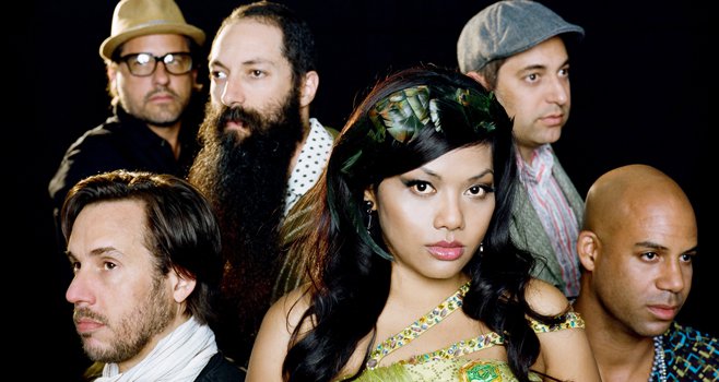 Promofoto von Dengue Fever.