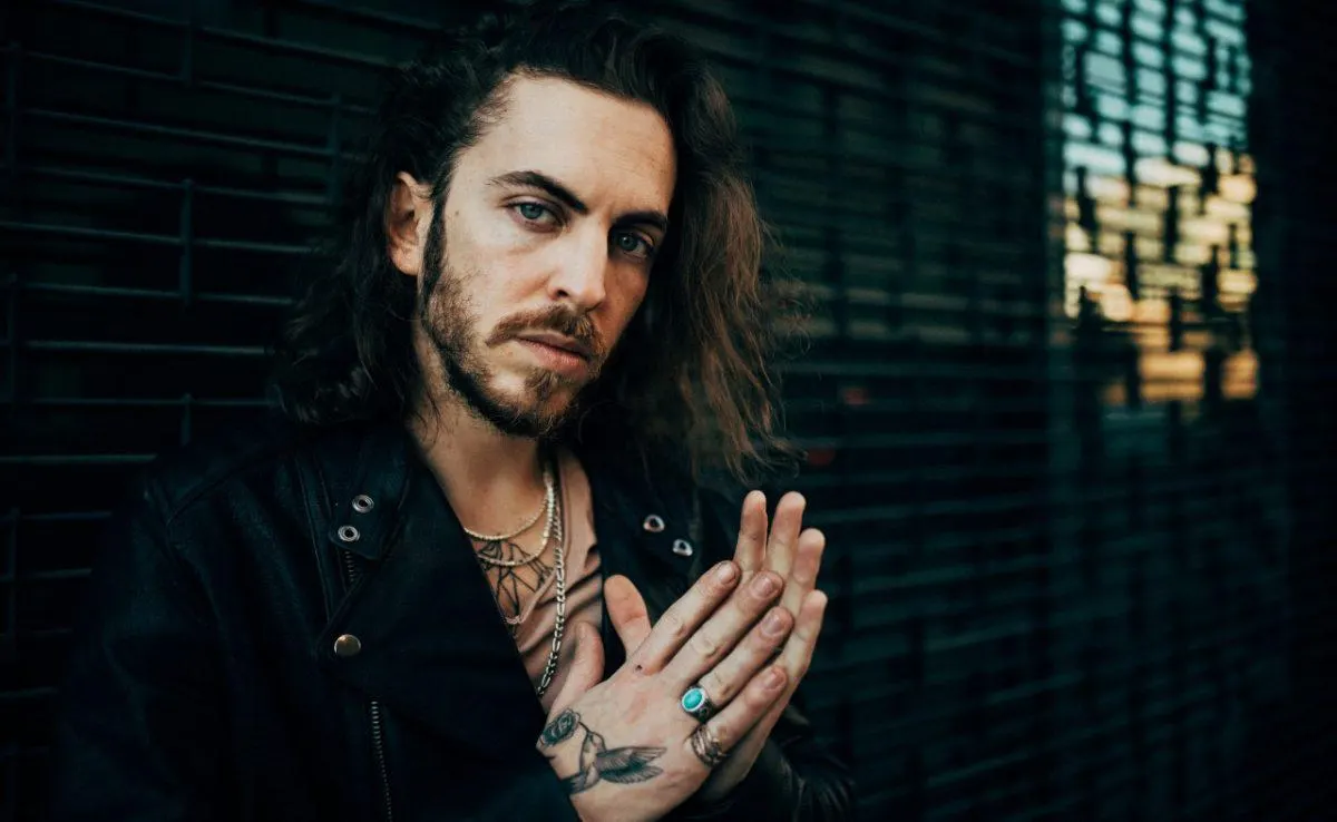 Photographie promotionnelle de Dennis Lloyd.