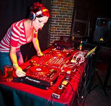 Fotografia promocional de DJ Nola.