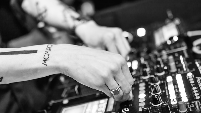 Fotografía promocional de DJ Whitney Fierce
