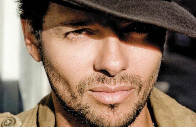 Fotografía promocional de Draco Rosa