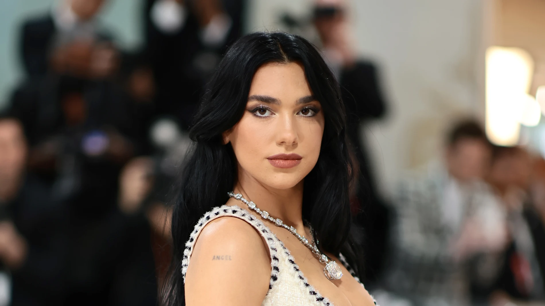Promofoto von Concierto de Dua Lipa Tribute en París.