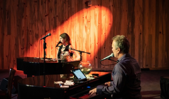 Promotional photograph of Concierto de Dueling pianos en Cedar Rapids.